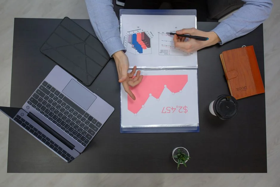 services-01 Des surligneurs lumineux posés sur une note de contenu généré par les utilisateurs, sur un bureau en bois.